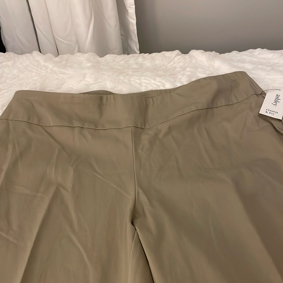 Crown & Ivy Khaki Ashley Pull on year round pants. Size 14 - Picture 1 of 6